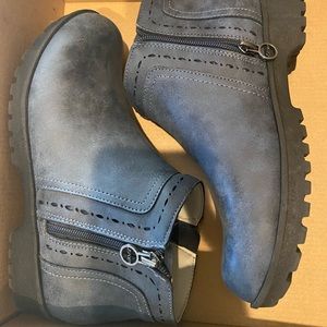 Women's winter boots size 7